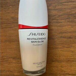Shiseido RevitalEssence Skin Glow Foundation - 260 Cashmere